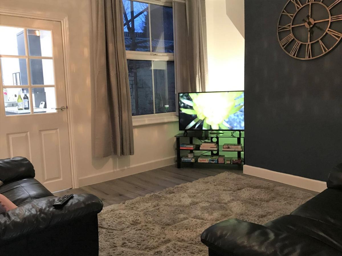 Stylish Modern 3-Bed House Nr Manchester City Ctr ホワイトフィールド エクステリア 写真