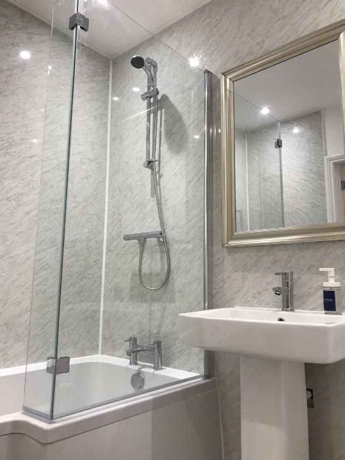 Stylish Modern 3-Bed House Nr Manchester City Ctr ホワイトフィールド エクステリア 写真