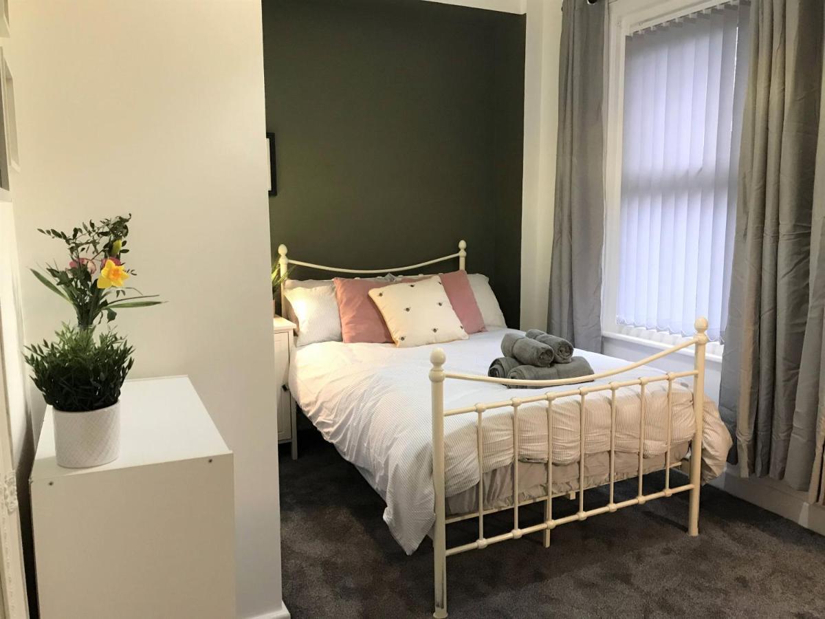 Stylish Modern 3-Bed House Nr Manchester City Ctr ホワイトフィールド エクステリア 写真