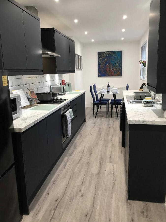 Stylish Modern 3-Bed House Nr Manchester City Ctr ホワイトフィールド エクステリア 写真
